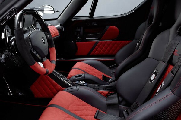 Interior rojo y negro del coche Ferari