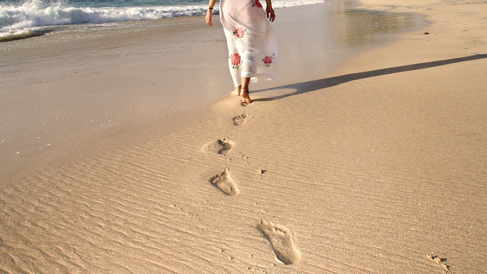 arena mujer playa chica