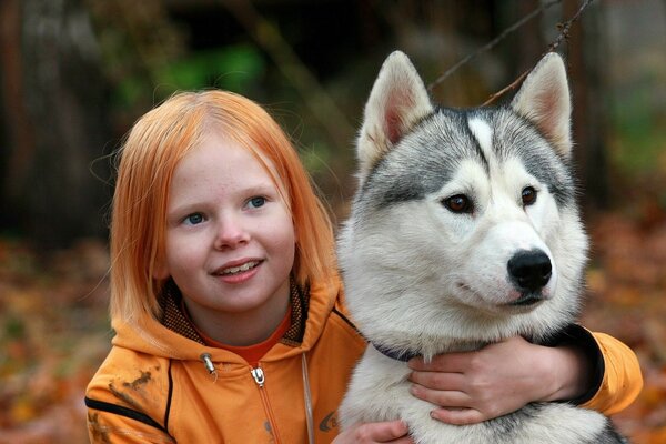 Petite fille Rousse étreindre un chien