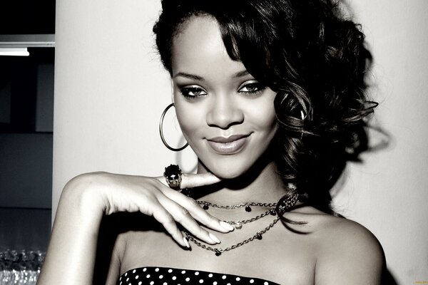 Rihanna con rizos en joyas