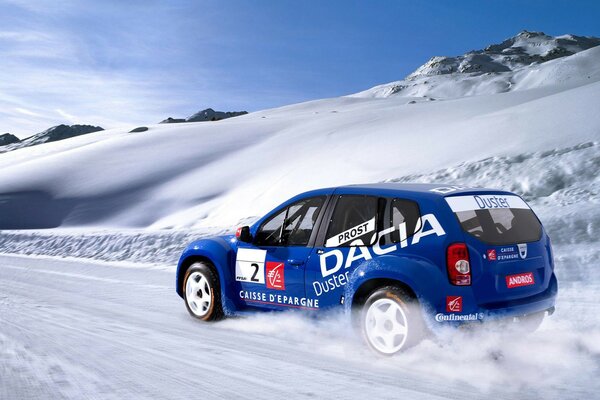 Coche azul duster foto invierno con nieve