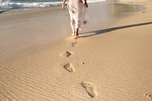 Spuren einer Frau im Sand