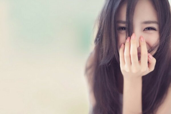 Fille brune sur fond gris