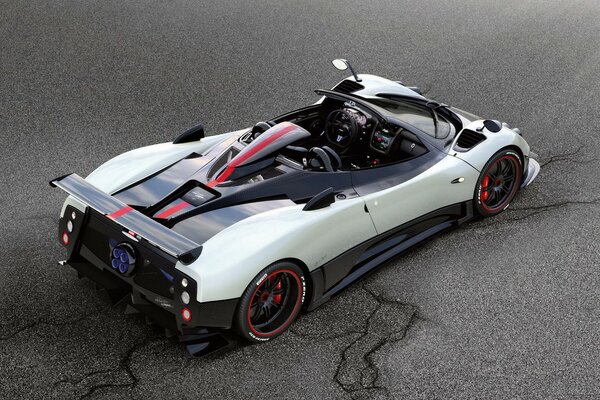 Pagani-Supersportwagen zerreißt mit seiner Kraft den Asphalt