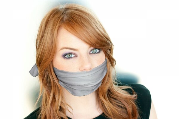 Emma Stone mit einem Verband im Gesicht im Mundbereich