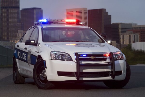 Voiture de police chevrolet dans la rue