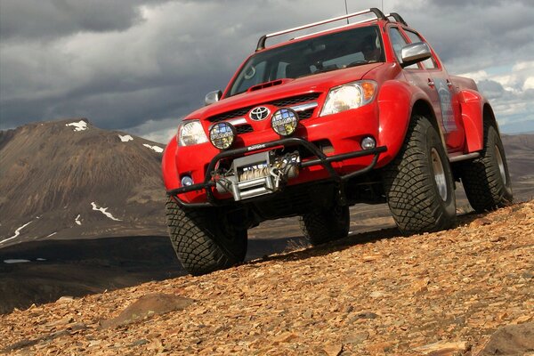 Jeep Toyota rouge dans les montagnes