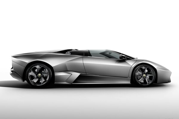 Voiture Lambo argent futuriste