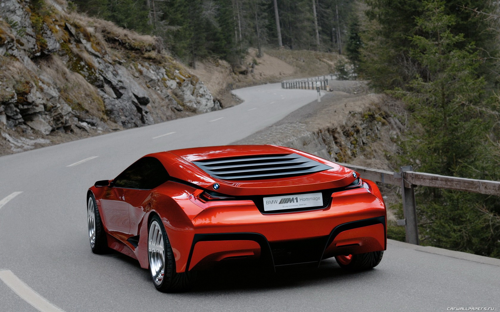 bmw m1 hommage rouge route