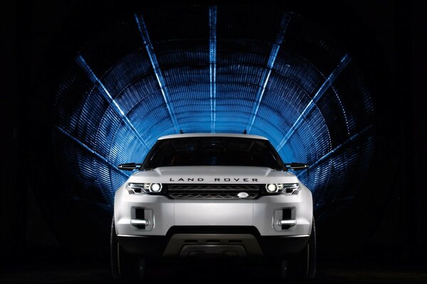 Une voiture Land Rover dans un tunnel sombre