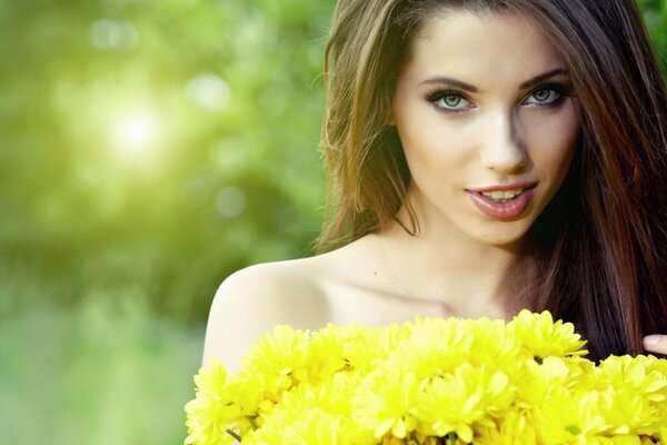 Fille brune avec un bouquet de fleurs jaunes