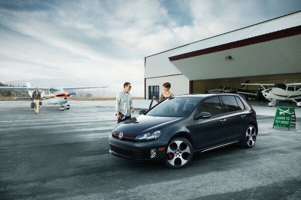 Volkswagen nel parcheggio vicino all Hangar degli aerei