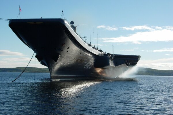 Potente nave da guerra da qualche parte in mare