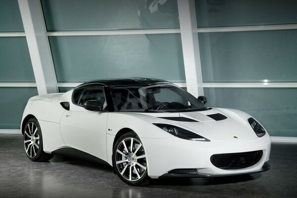 Weißes Auto Lotus Evora auf der Messe