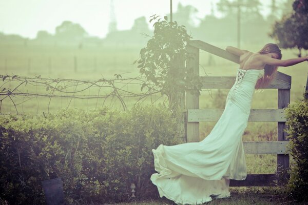 Sesión de fotos de la novia en el fondo del paisaje rural