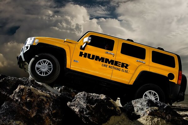 Hammer sur les rochers avec des nuages blancs