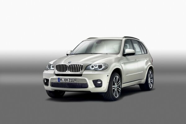 Das Auto der Marke bmw der Serie x5-m