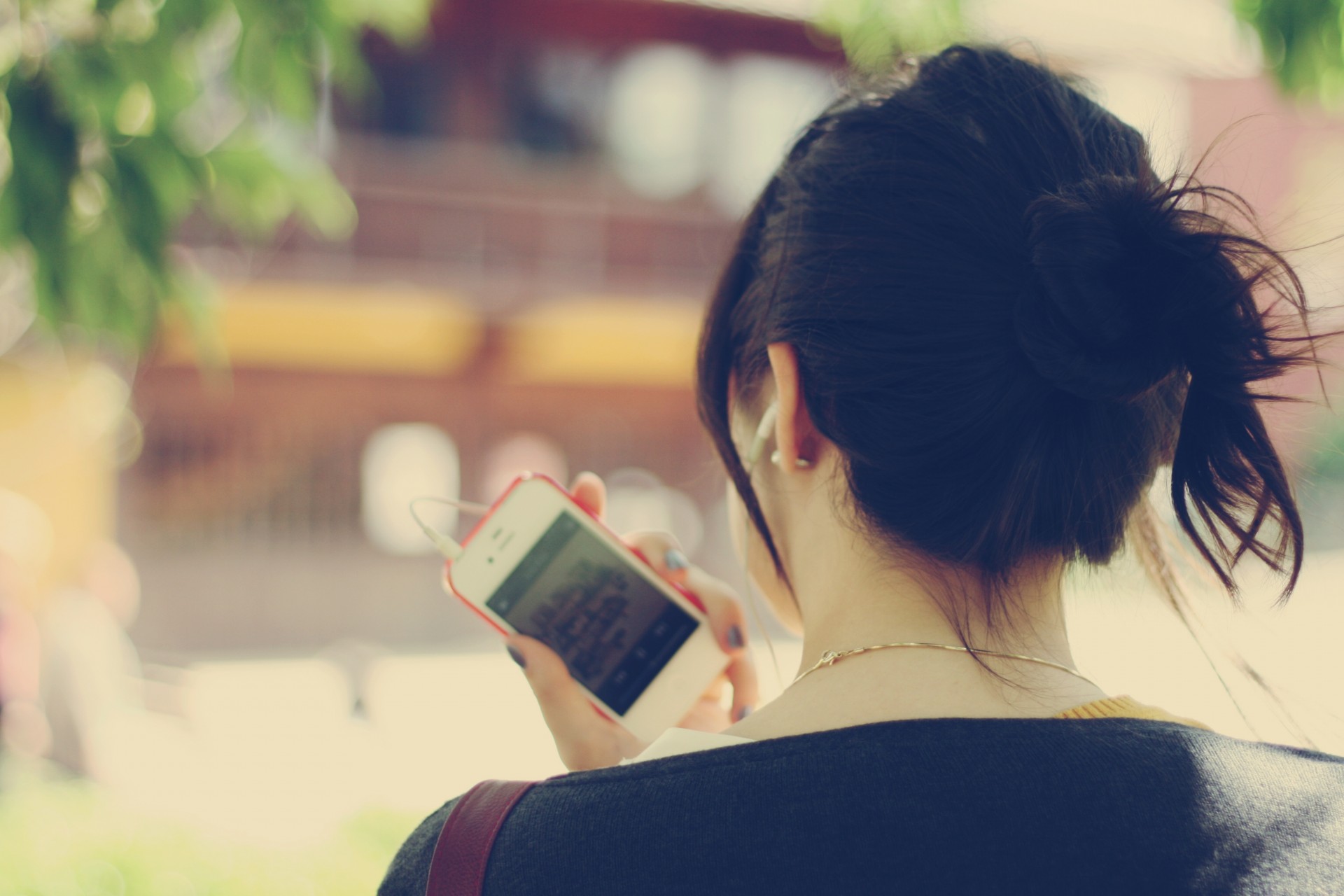 téléphone brunette fille musique humeur