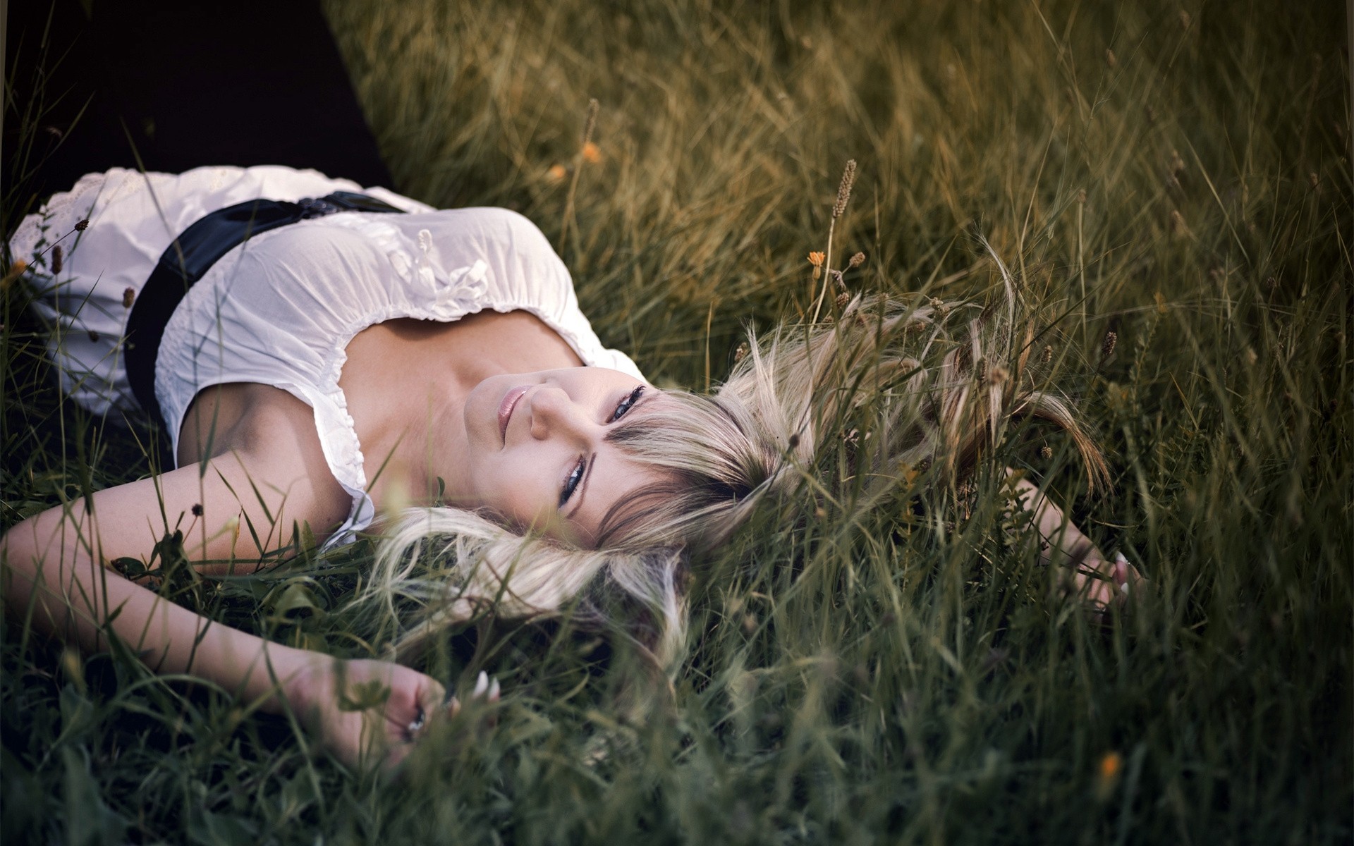 grass grey a woman blonde girl