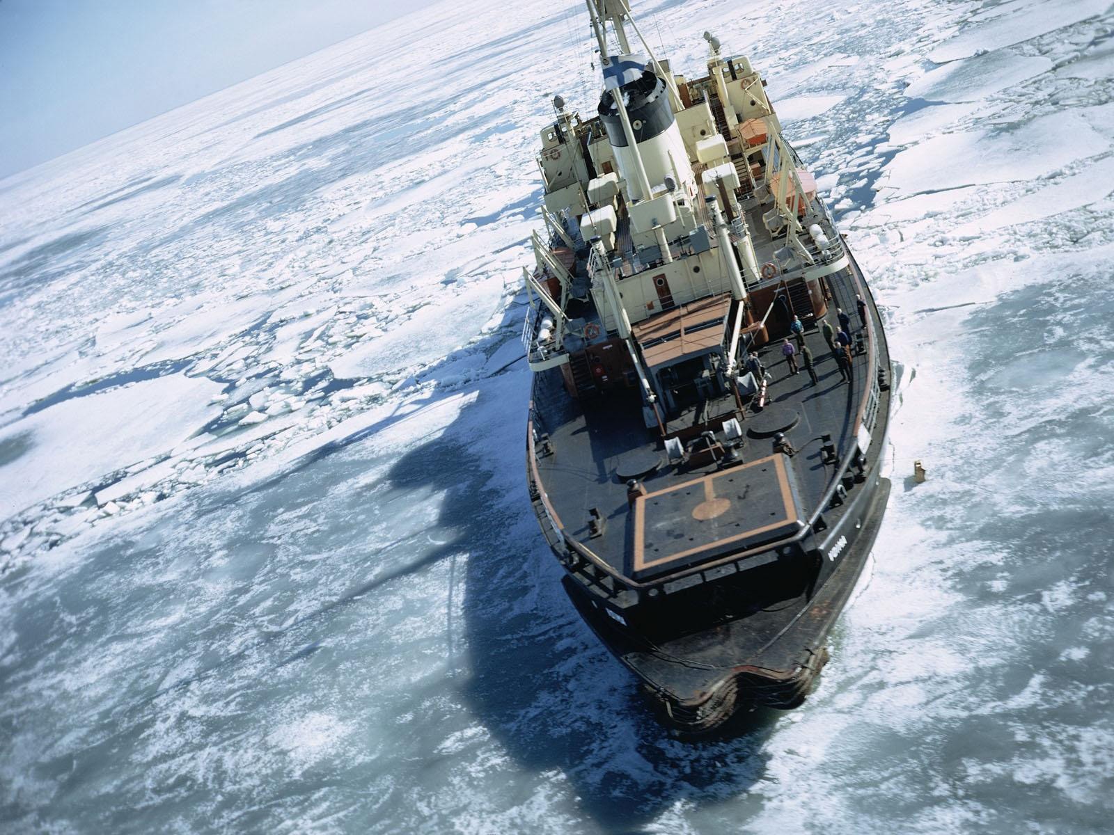 barco hielo ártico agua gente