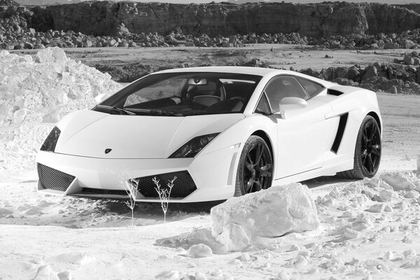 Białe lamborghini gallardo na śniegu