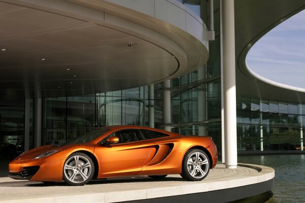 Coche naranja en el estacionamiento circular