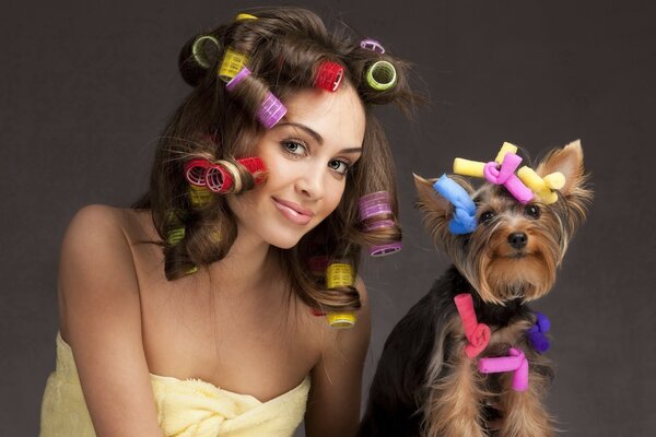 Foto de la dueña y su perro en rulos