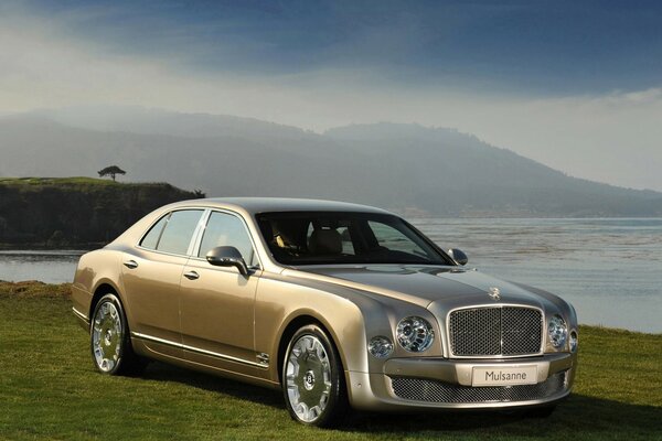 Paesaggio con Bentley Mulsanne beige vicino all acqua