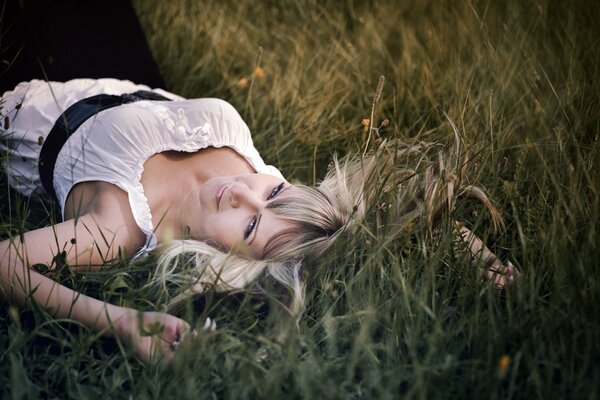 Fille se trouve dans l herbe verte