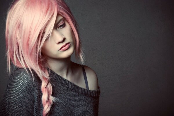 Ragazza con i capelli rosa su sfondo grigio