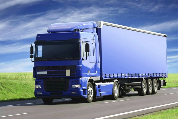 Camion trattore blu in pista