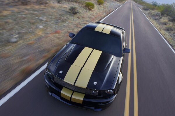 Auto Ford Mustang carretera y tira