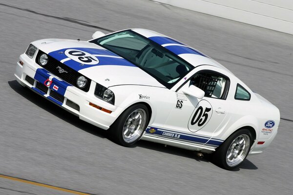 Auto Ford Mustang alla velocità