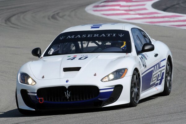 Weißer maserati granturismo Rennen Italien