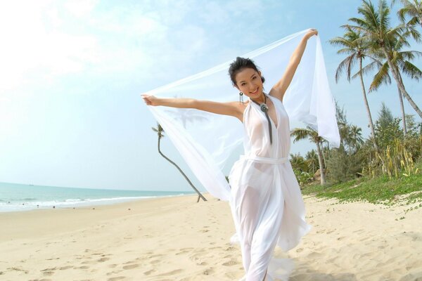 Mujer morena en la playa