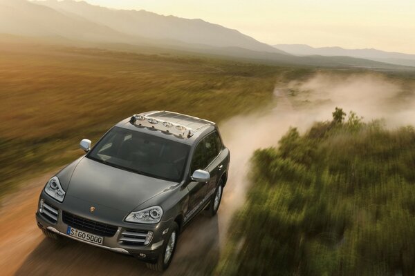 Porsche Cayenne fährt im Gelände