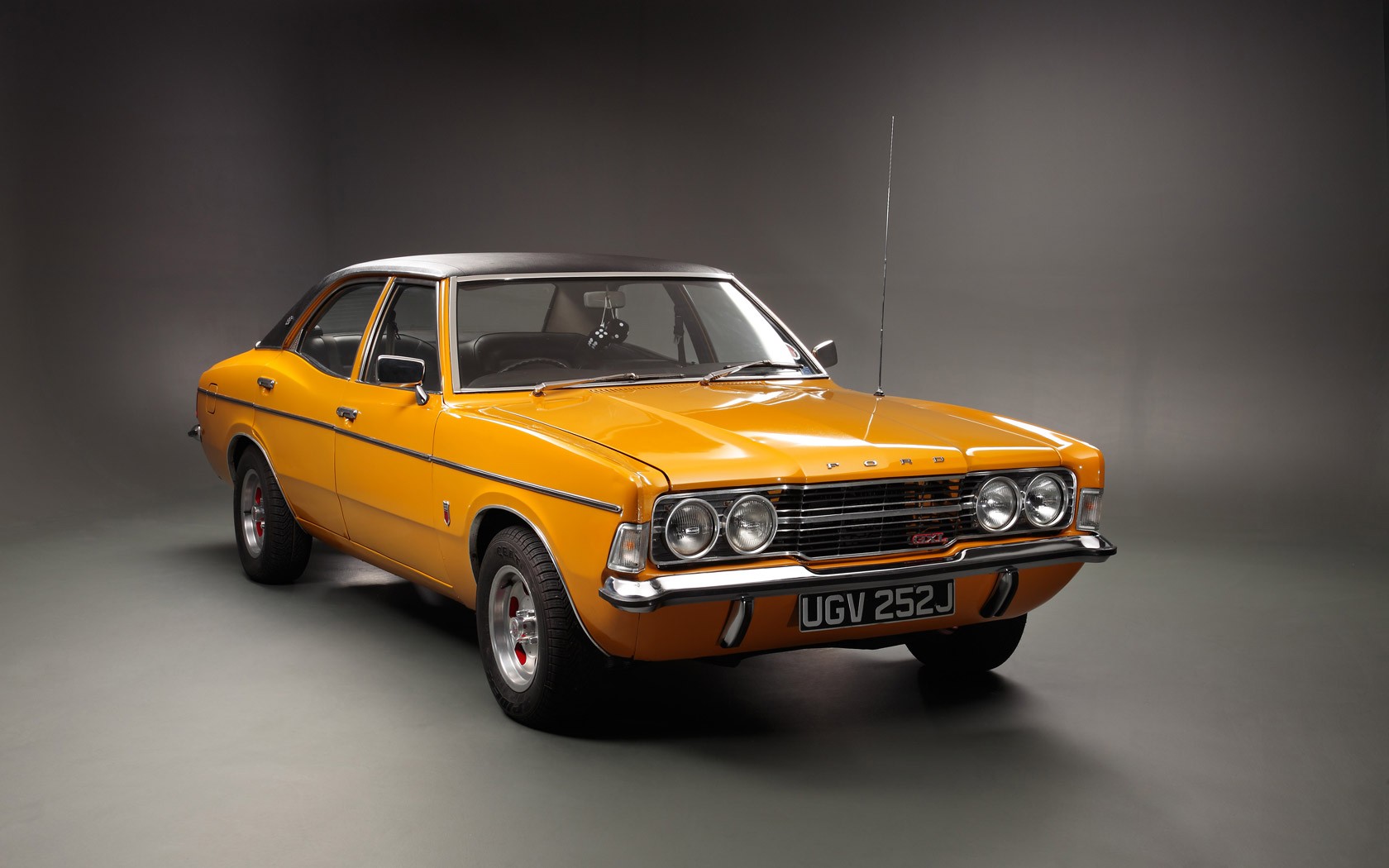 retro ford giallo