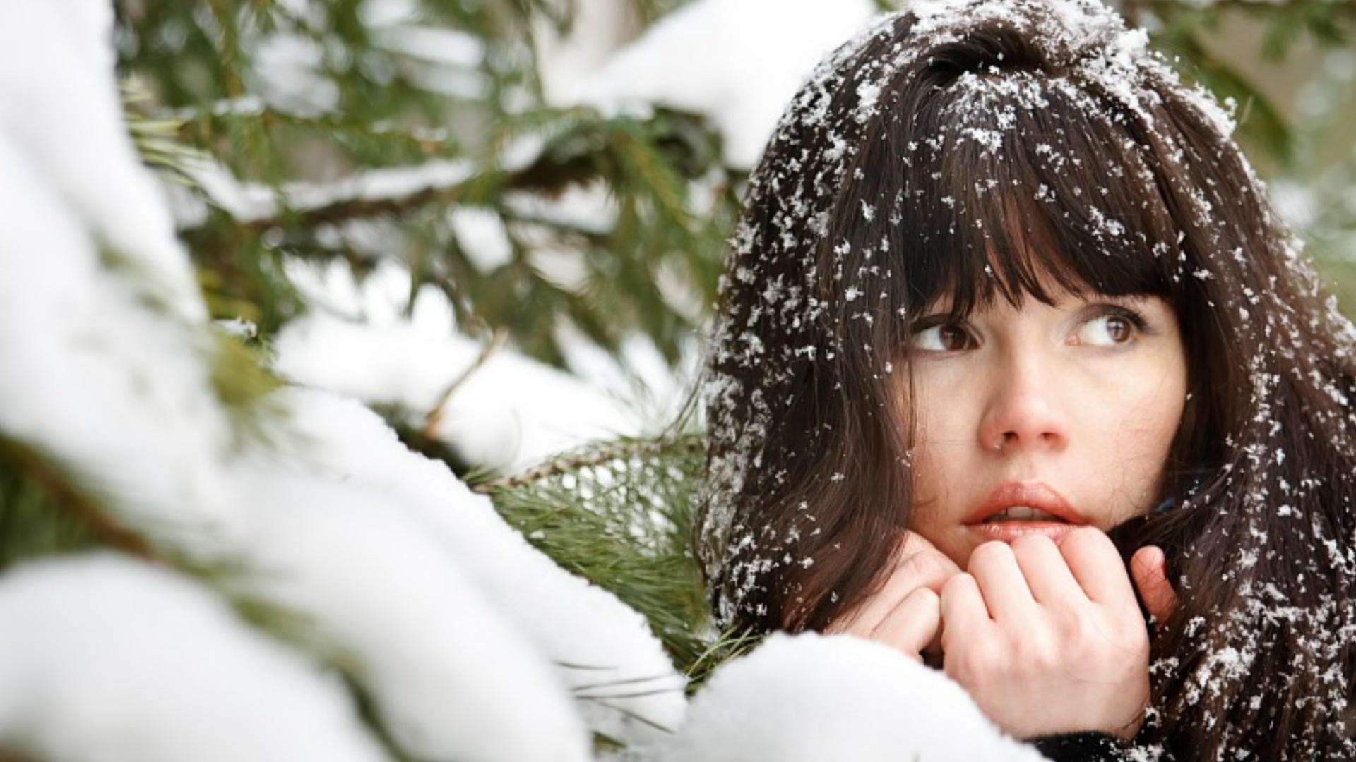 braunhaarig frau weiß schnee mädchen