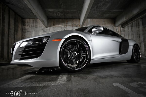 Audi R8 sportiva color argento