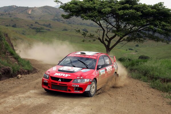 Rosso sportivo mitsubishi. Corse in condizioni naturali