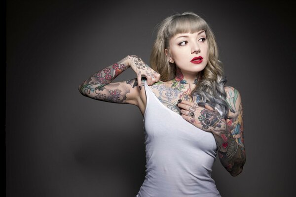 Les tatouages défigurent la jeune fille