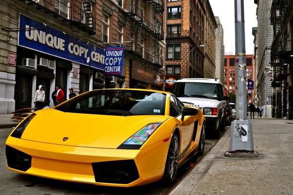 Coche Lamborghini en color amarillo en la calle de la ciudad