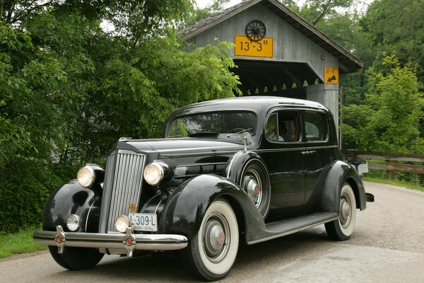 Schwarzes Retro-Auto auf Brückenhintergrund