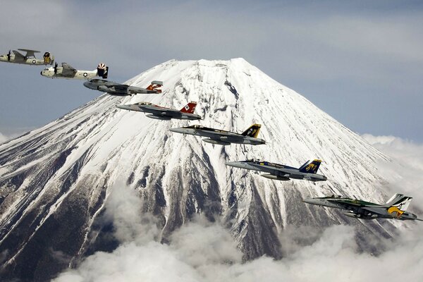 Los aviones vuelan detrás de la montaña