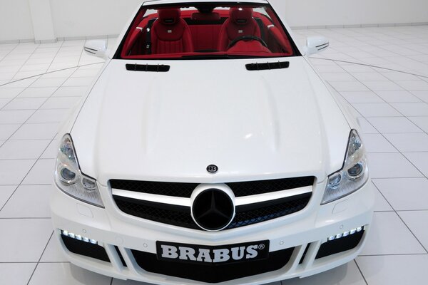 Blanc mercedes benz sur Carrelage blanc