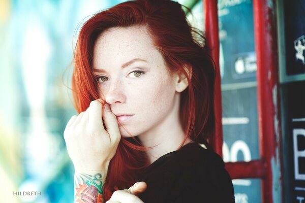 Redhead ragazza con tatuaggio