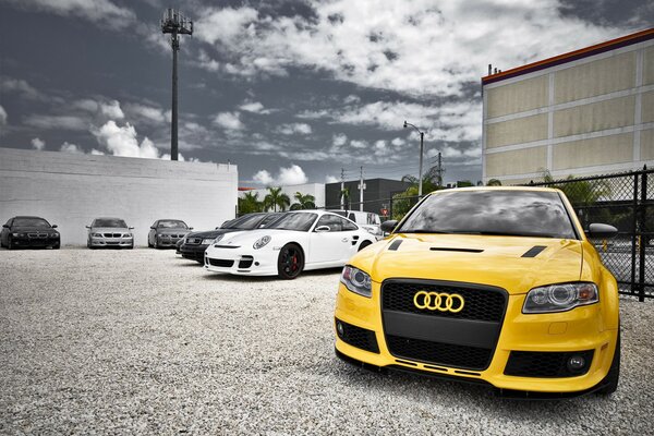 Audi amarillo cerca de otros coches