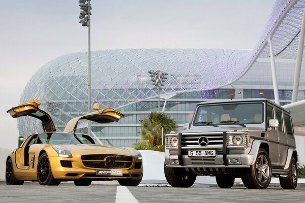 Srebrny Mercedes Benz G55 AMG wraz z SLS AMG