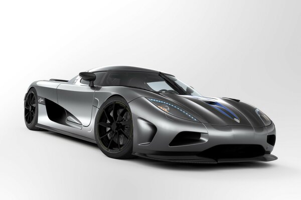 Coche Koenigsegg en gris sobre fondo monocromático