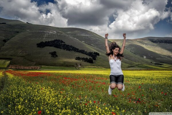 Fille en sautant sur fond de montagnes